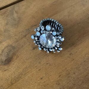 Statement ring with stretchy band
